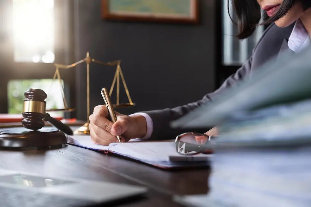Dossier de création de société sur un bureau