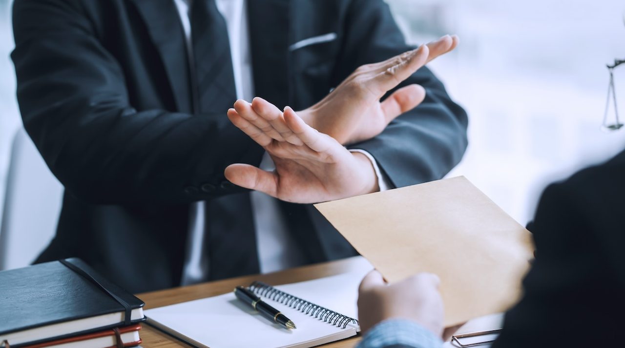 Refus d'une enveloppe lors d'une négociation