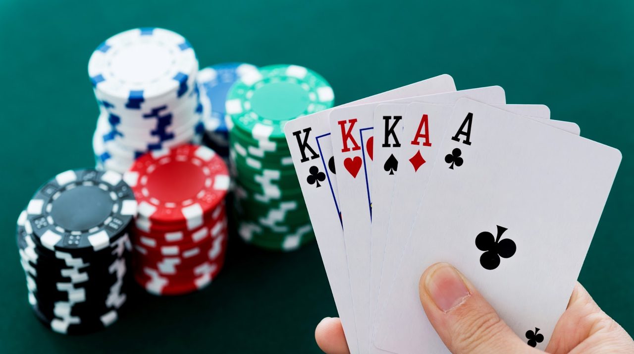 Cartes et jetons de poker