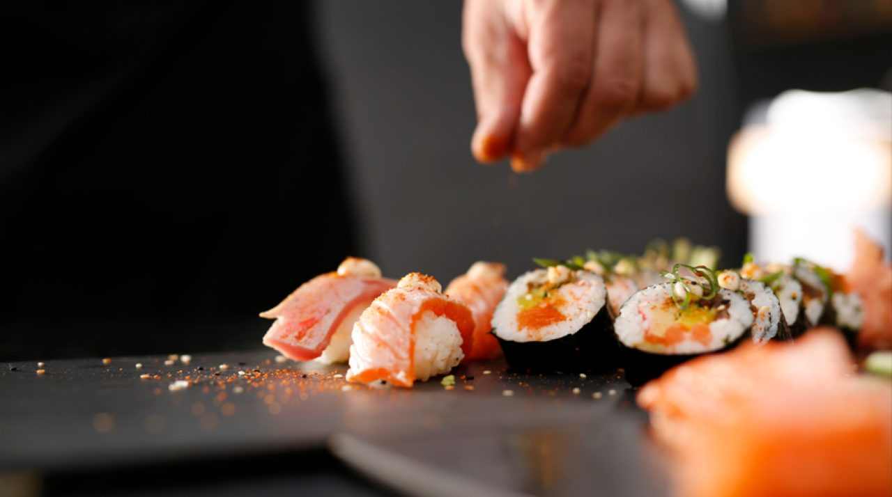 Sushis préparés par un chef