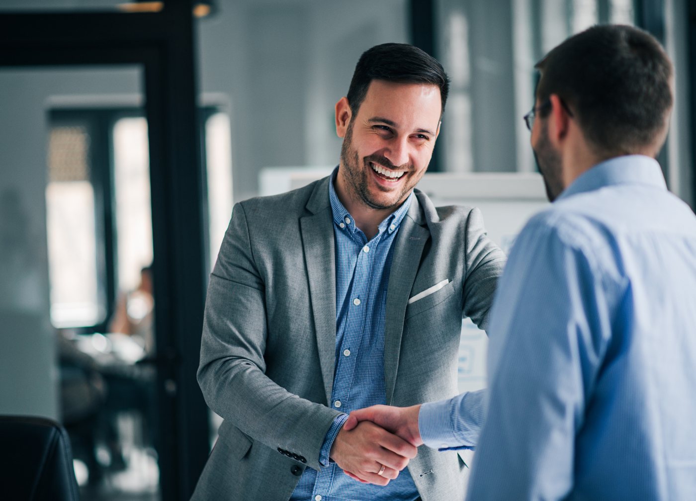 Poignée de main entre un employeur et un salarié