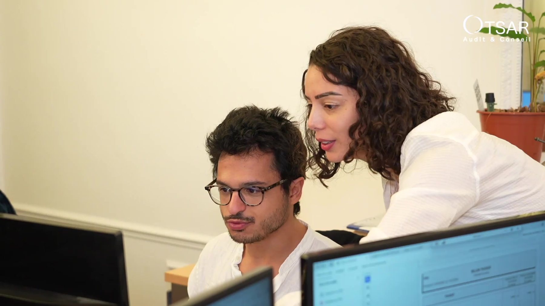Deux collaborateurs devant un écran